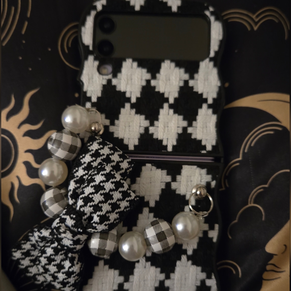 Galaxy Z Flip3 5G - Picture 2 of 6